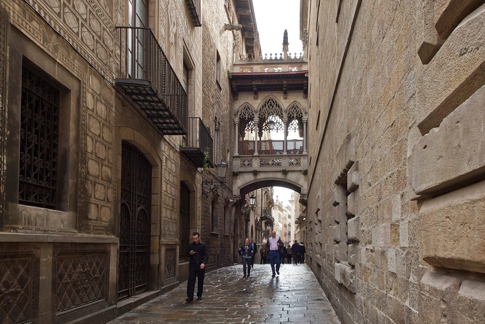 El puente de la calle del Bisbe, en el Barrio Gótico
