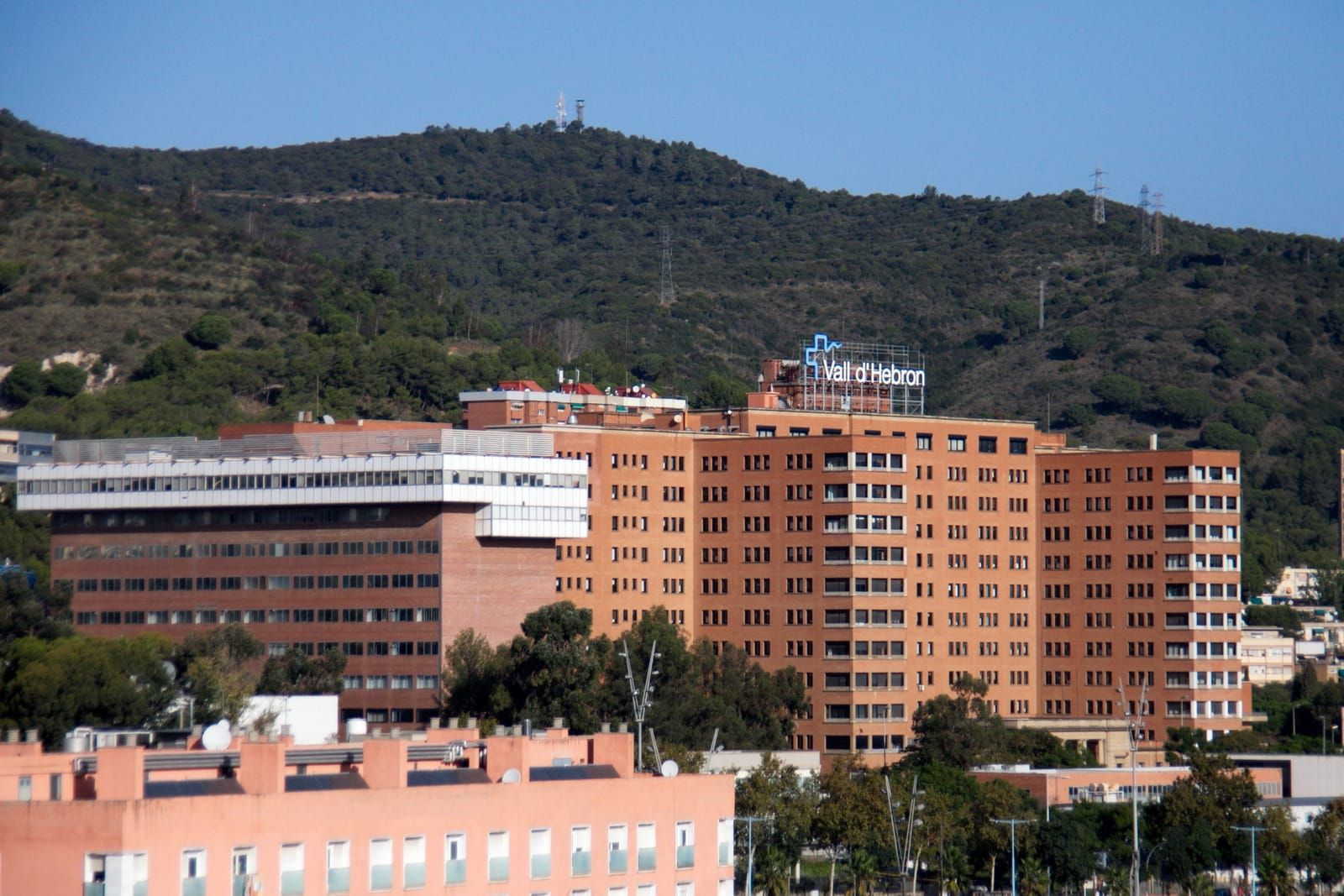 Los edificios del Hospital Vall d'Hebron al pie de Collserola