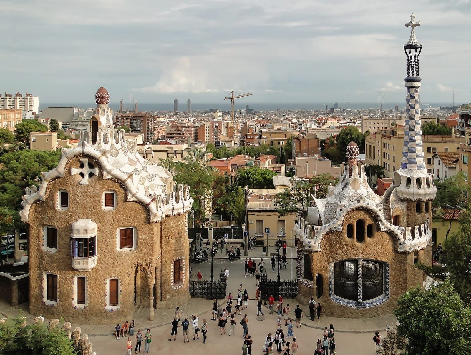 Los pabellones de la entrada del Park Güell con la ciudad al fondo