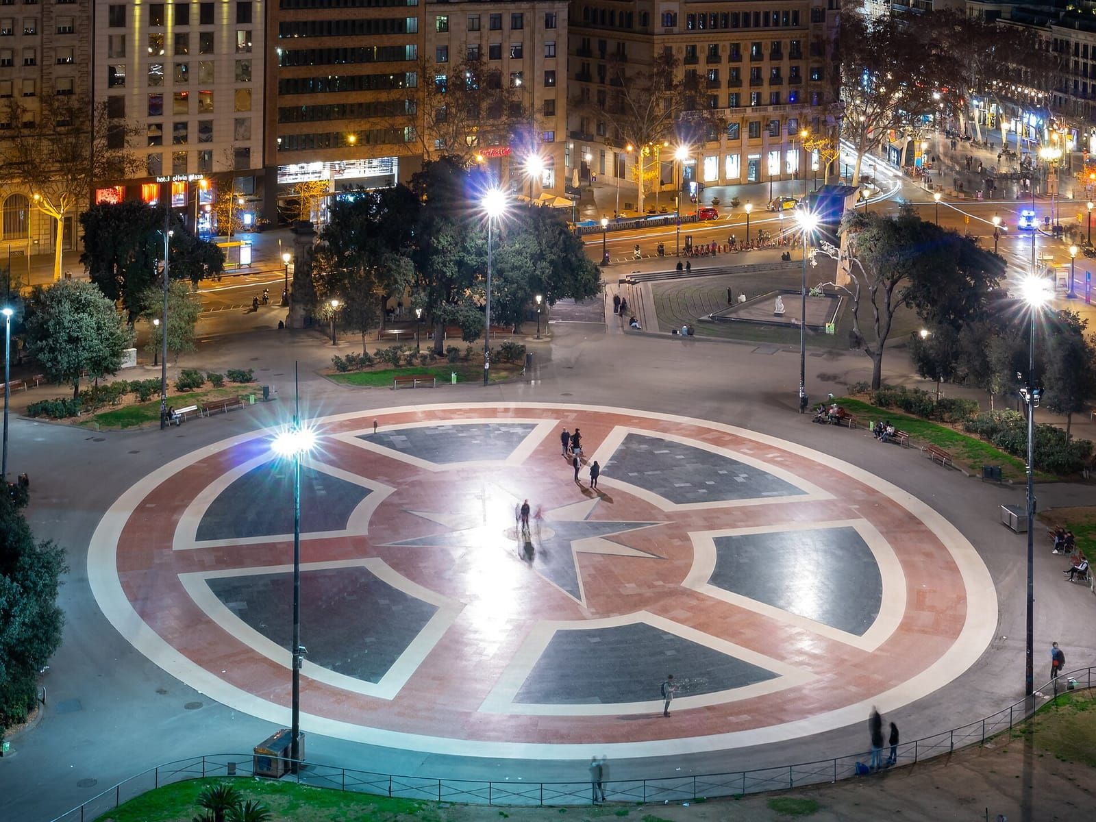 La Plaça de Catalunya de noche, con su mosaico central