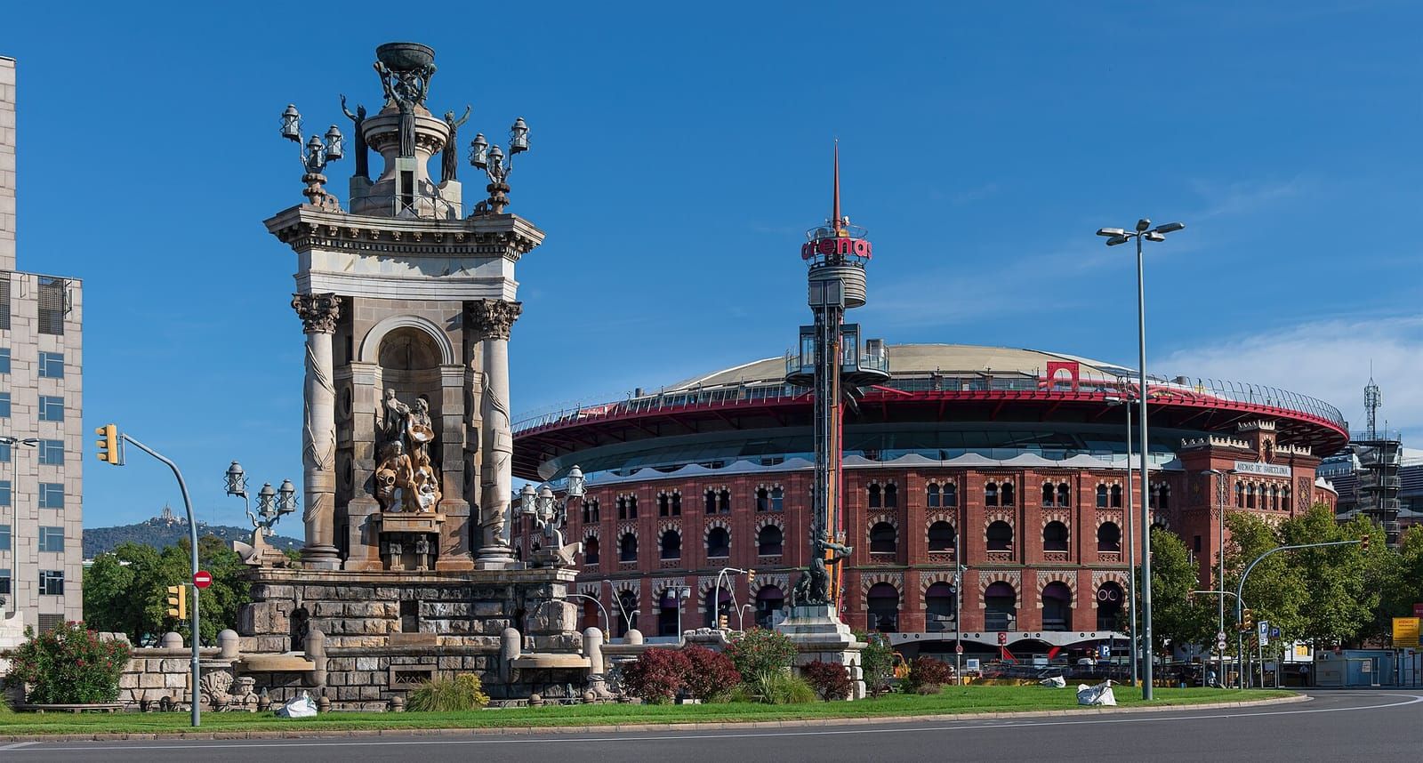 La fuente de la Plaça d'Espanya y la antigua plaza de toros de Las Arenas